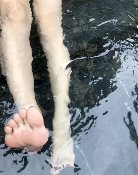年轻的小子三级