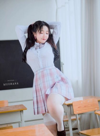 脱了她裙子摸进她的内裤亲吻