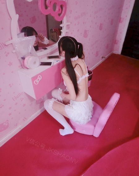 他的手一点一点往下移动视频